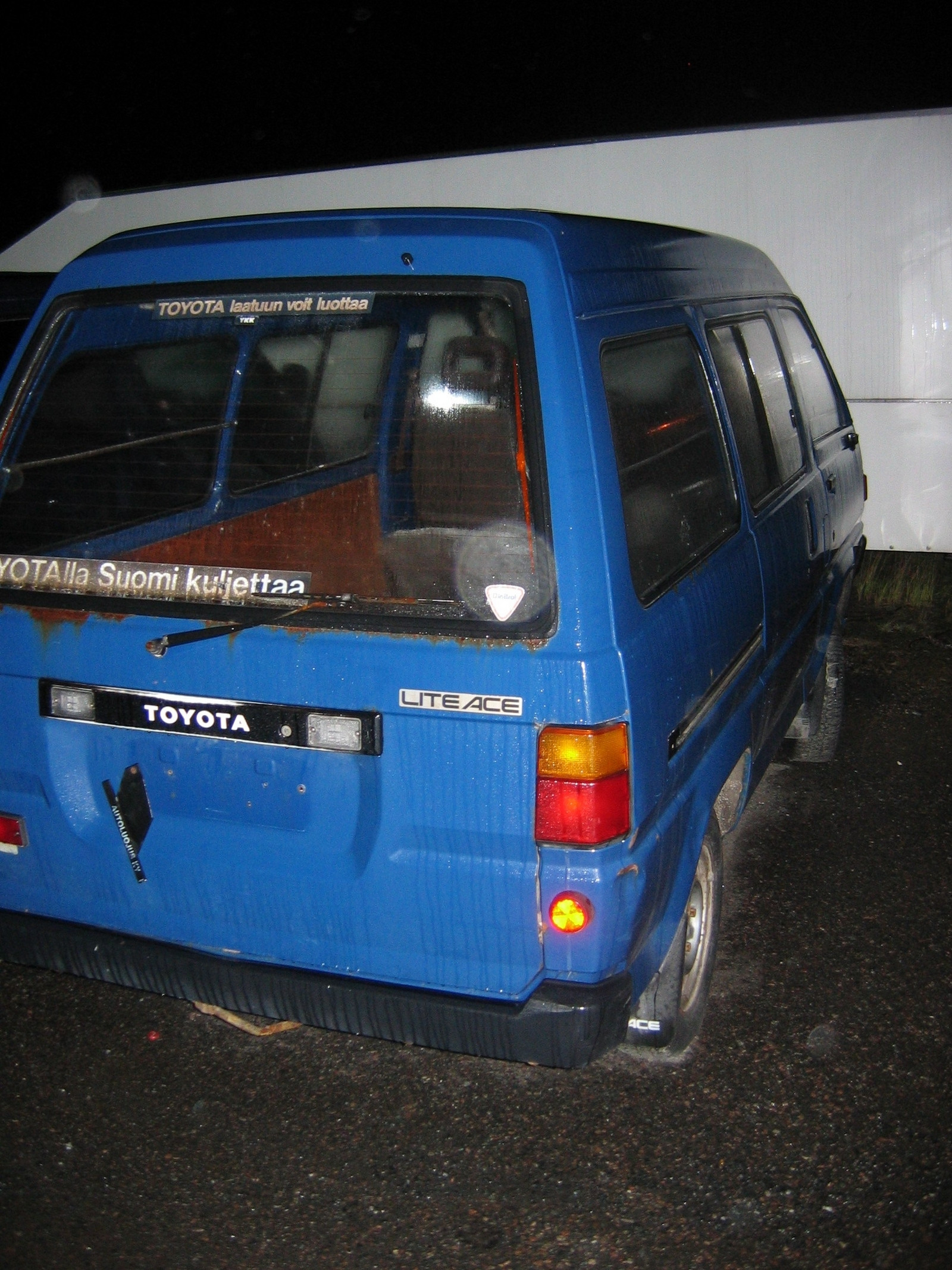 Toyota Liteace sininen, Lite Ace. Toyotalla Suomi kuljettaa