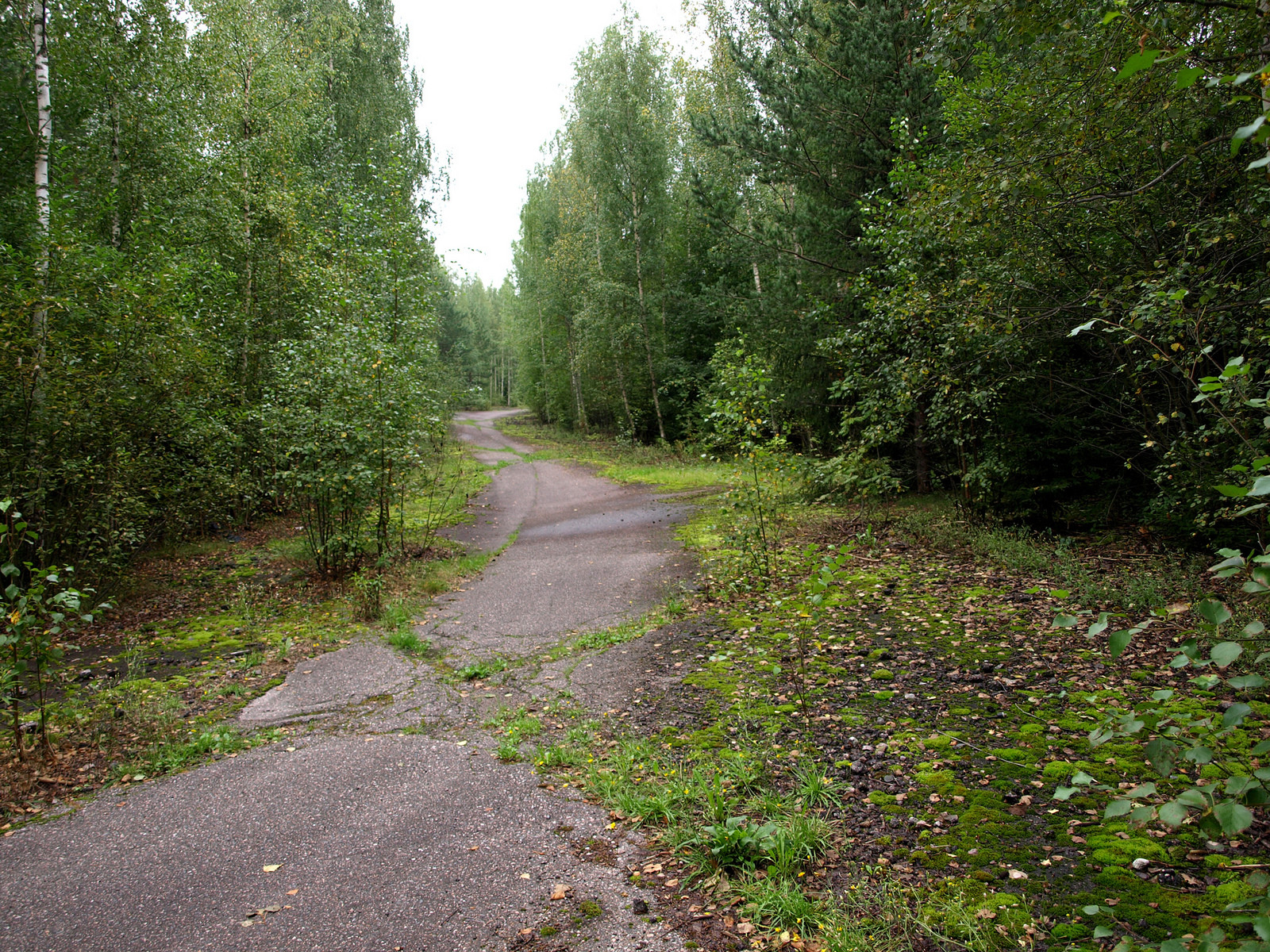 Keimolan Moottoristadion (Keimolan moottorirata), Keimola, Rataa. Vain pieniÃ¤ jyrsittyjÃ¤ uria tÃ¤ssÃ¤ kohdassa