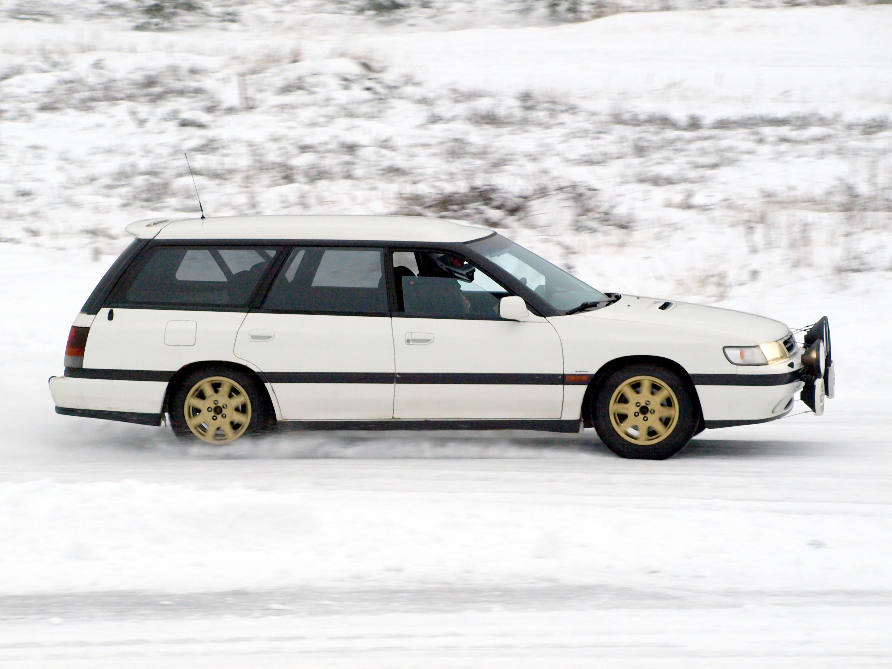 Radalle.com jÃ¤Ã¤ratapÃ¤ivÃ¤ 24.1.2009 HyvinkÃ¤Ã¤, Valkoinen Subaru Legacy farmari jÃ¤Ã¤radalla