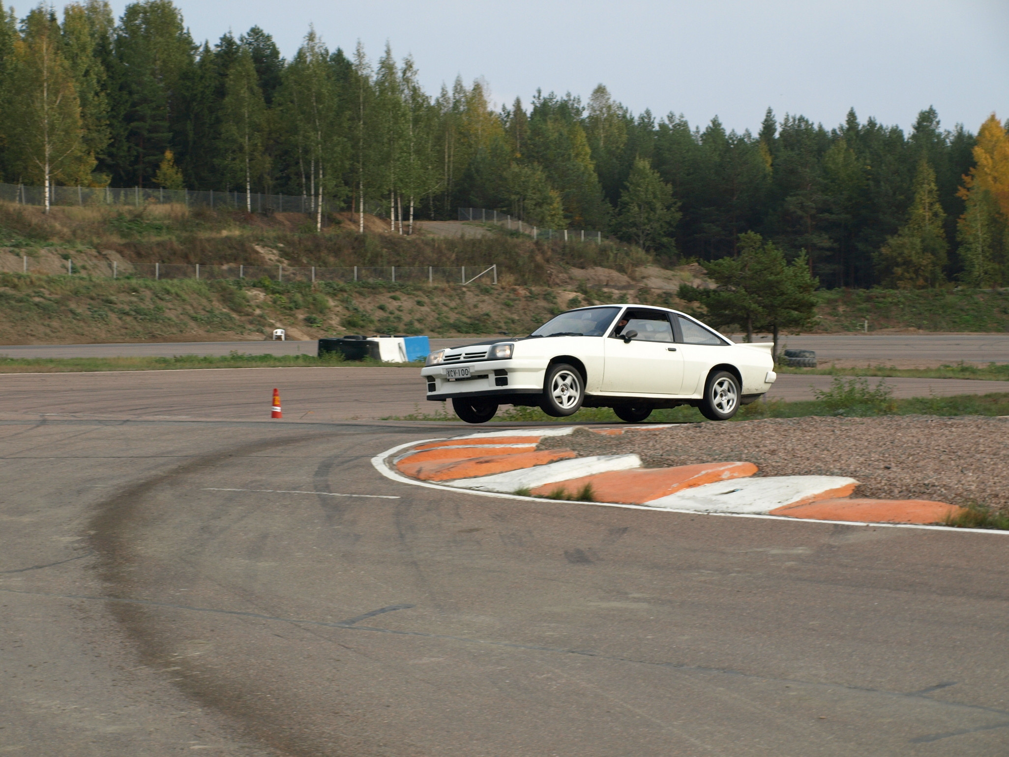 OCF Luisukunkku ja sprinttikunkku 2010 Kouvola, Valkoinen Opel Manta ilmassa